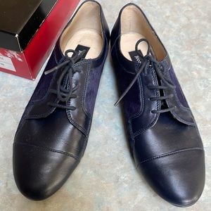 Jeanne Beker Navy lace up shoes ( sz 9B)